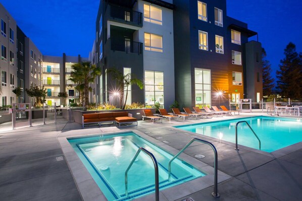 Hồ bơi ngoài trời