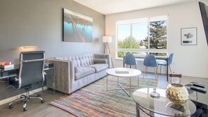 Unclassified image, 4 of 24, button - Top Floor Urban Flat w/ Pool Near Levi's Stadium (San Jose)