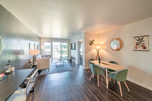 Top Floor NEW 1br/1ba With Exceptional Views & Gym