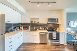 Coffee/tea maker - Top Floor NEW 1br/1ba With Exceptional Views & Gym (Bellevue)