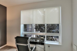 In-room business centre - Tech-friendly Urban Flat in SJ With Pool! (San Jose)