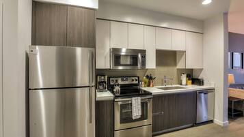 Oven, stovetop, dishwasher, cookware/dishes/utensils