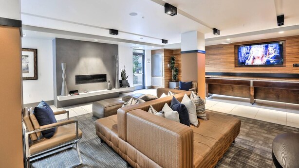 TV - Top Floor + View - Urban Flat in Dtown - Pool+spa (Redwood City)