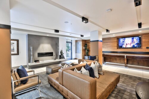 Top Floor + View - Urban Flat in Dtown - Pool+spa