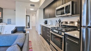 Oven, stovetop, dishwasher, cookware/dishes/utensils - Top Floor + View - Urban Flat in Dtown - Pool+spa (Redwood City)