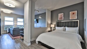 Iron/ironing board, WiFi, bed sheets - Top Floor + View - Urban Flat in Dtown - Pool+spa (Redwood City)