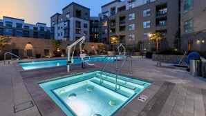 Outdoor pool - Top Floor + View - Urban Flat in Dtown - Pool+spa (Redwood City)