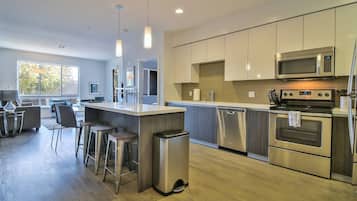 Horno, placa de cocina, lavavajillas y cafetera o tetera