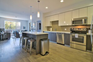 Oven, stovetop, dishwasher, coffee/tea maker - Corporate or Leisure Urban Flat 2BR w/ Pool & Gym (San Jose)