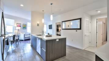 Oven, stovetop, dishwasher, cookware/dishes/utensils