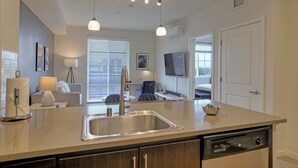 Coffee/tea maker, oven, stovetop, dishwasher - Brand New Urban Flat! - San Mateo Business Travel (San Mateo)