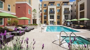 Outdoor pool - Brand New Urban Flat! - San Mateo Business Travel (San Mateo)