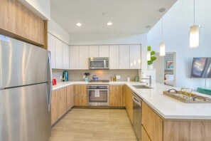 烤箱、爐台、洗碗機、鍋具/餐盤/廚房用品