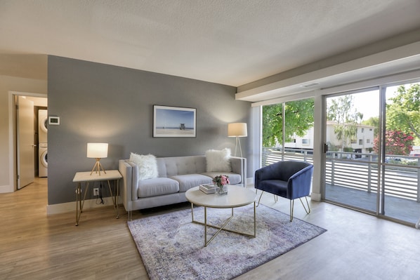 Living room - Spacious Urban Flat 1BR in Sunnyvale w/ Pool + Gym (Sunnyvale)