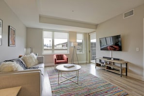 TV - Brand New Urban Flat in MV! Gym, Pool /spa & More (Mountain View)