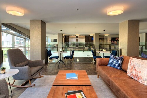 Brand New Urban Flat in MV! Gym, Pool /spa & More