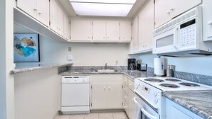 Coffee/tea maker, oven, stovetop, dishwasher - Urban Flat @ Downtown Palo Alto (Palo Alto)