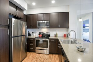 Oven, stovetop, dishwasher, coffee/tea maker - Brand New Urban Flat in Foster City + Pool + Wifi (Foster City)