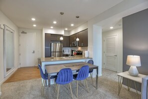 Oven, stovetop, dishwasher, coffee/tea maker - Brand New Urban Flat in Foster City + Pool + Wifi (Foster City)