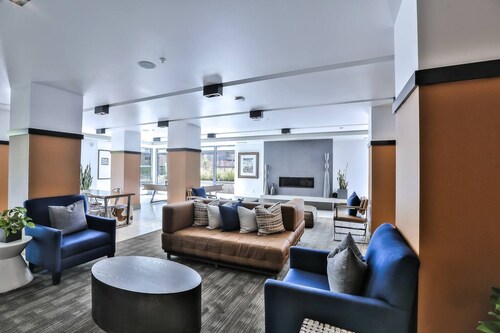Huge Top-floor Urban Flat W/high Ceilings & Views!