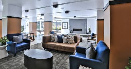 Huge Top-floor Urban Flat W/high Ceilings & Views!