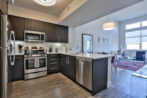 فرن، موقد طهي مسطح، غسالة أطباق، ماكينة لصنع القهوة/الشاي