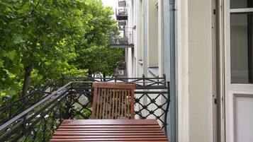 Large Studio, Kitchenette and Balcony | Terraza o patio