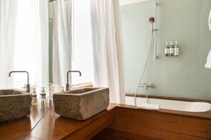 Large Room | Bathroom | Shower, eco-friendly toiletries, hair dryer, towels - Numa Berlin Belfort (Berlin)