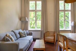 Large Studio, Kitchenette, Sofa Bed | Coin séjour | TV connectée de 43 pouces avec chaînes numériques