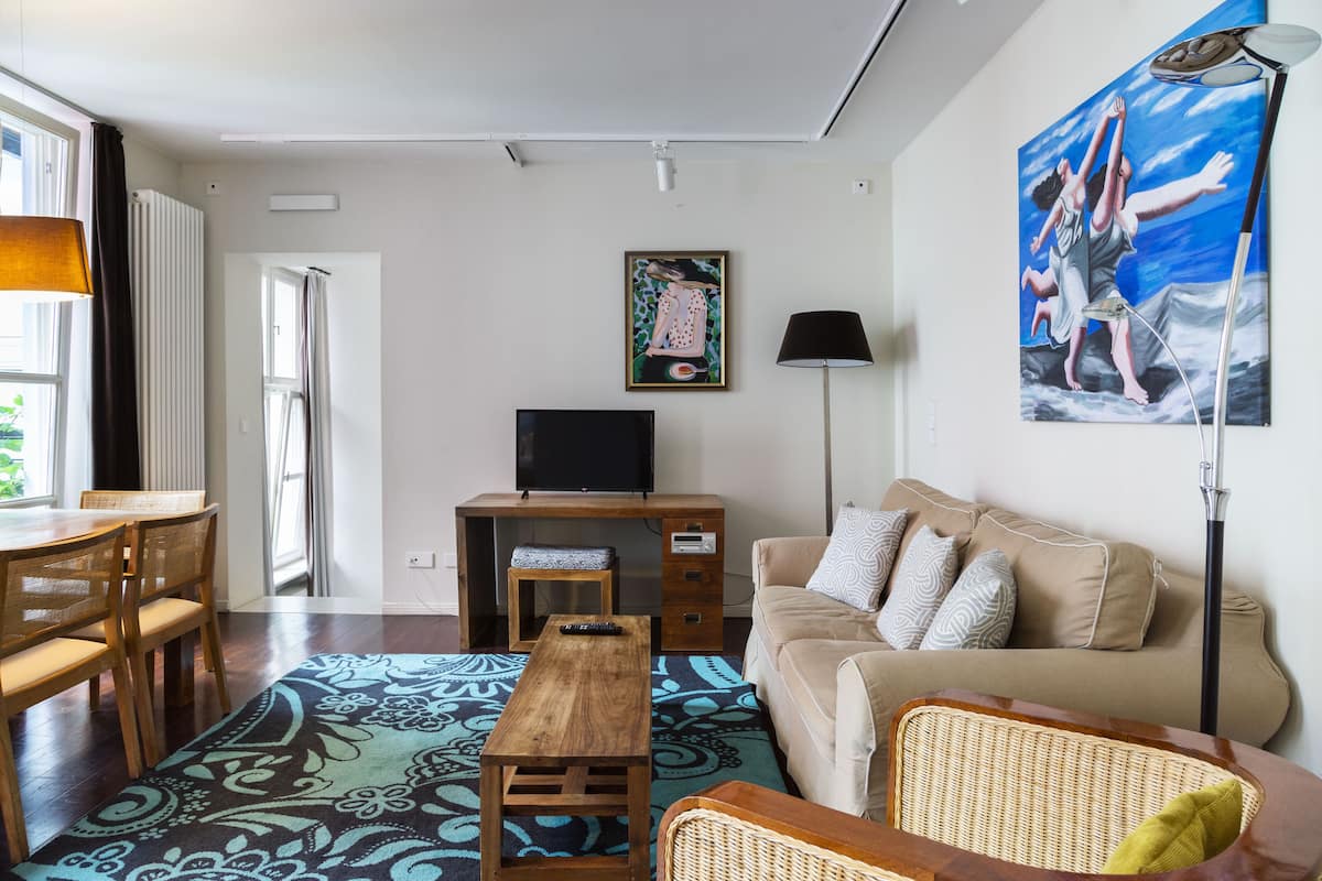 Deluxe Apartment, Balcony | Ruang tamu | 43 inci sebuah televisyen pintar dengan digital