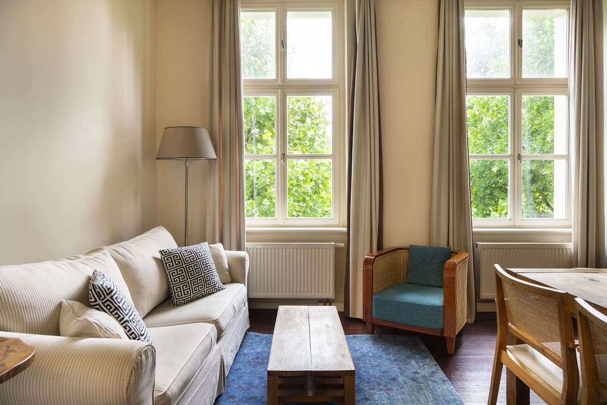 Large Studio, Kitchenette, Sofa Bed | Oppholdsområde | En 43-tommers smart-TV med digitale kanaler