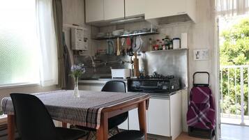 Refrigerador, microondas, parrilla de estufa y utensilios de cocina