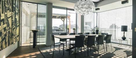 プレミアム アパートメント 3 ベッドルーム | 客室内のダイニングエリア