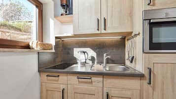 Een koelkast, een magnetron, een oven, een kookplaat