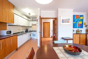Fridge, microwave, oven, stovetop - Ocean view Cabedelo Beach Duplex (Viana do Castelo)