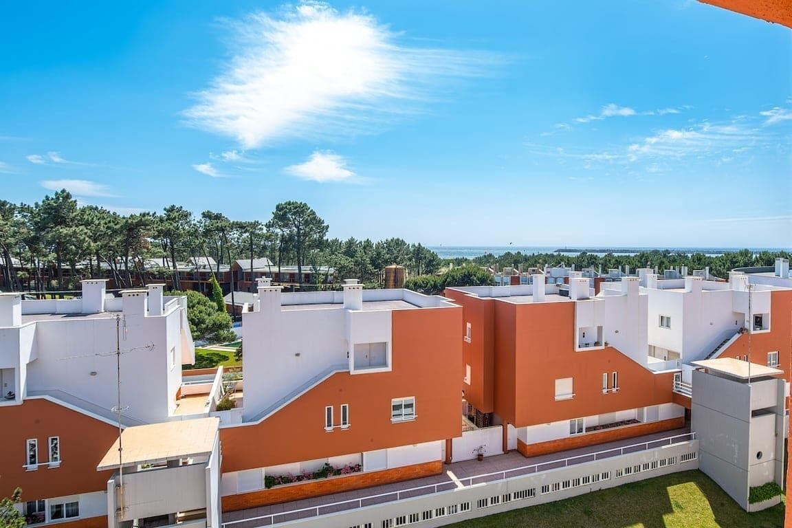 Complejo de viviendas con múltiples apartamentos, diseño de techo plano y vista al mar.
