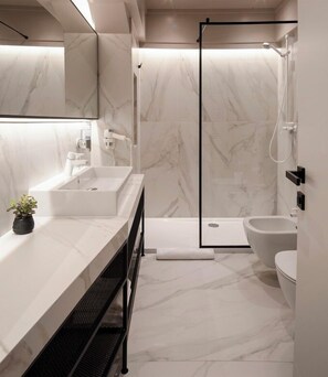 Free toiletries, hair dryer, bidet, towels - Atlas Aparthotel (Piatra Neamt)