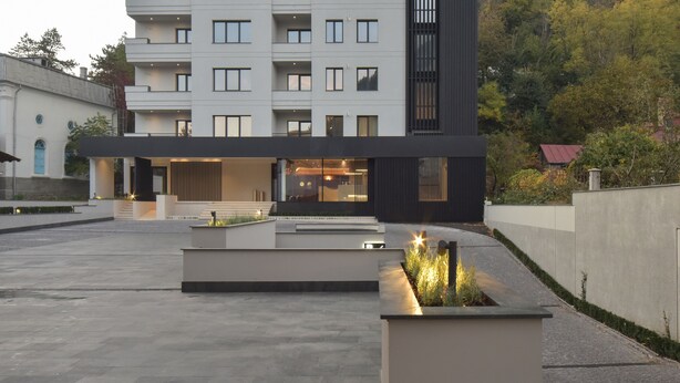 A modern building with a flat roof, rectangular windows, and a central entrance. - Atlas Aparthotel (Piatra Neamt)