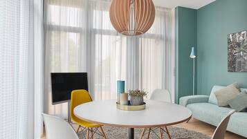 Apartment, 2 Schlafzimmer | Essbereich im Zimmer