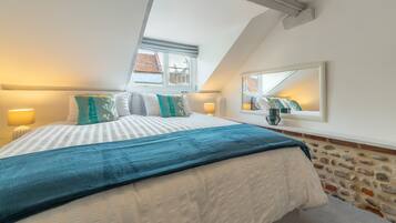 3 bedrooms, travel crib, internet, bed sheets