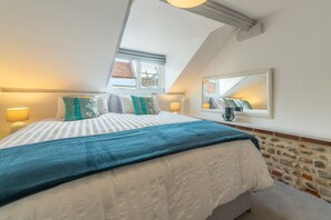 3 bedrooms, travel cot, Internet, bed sheets