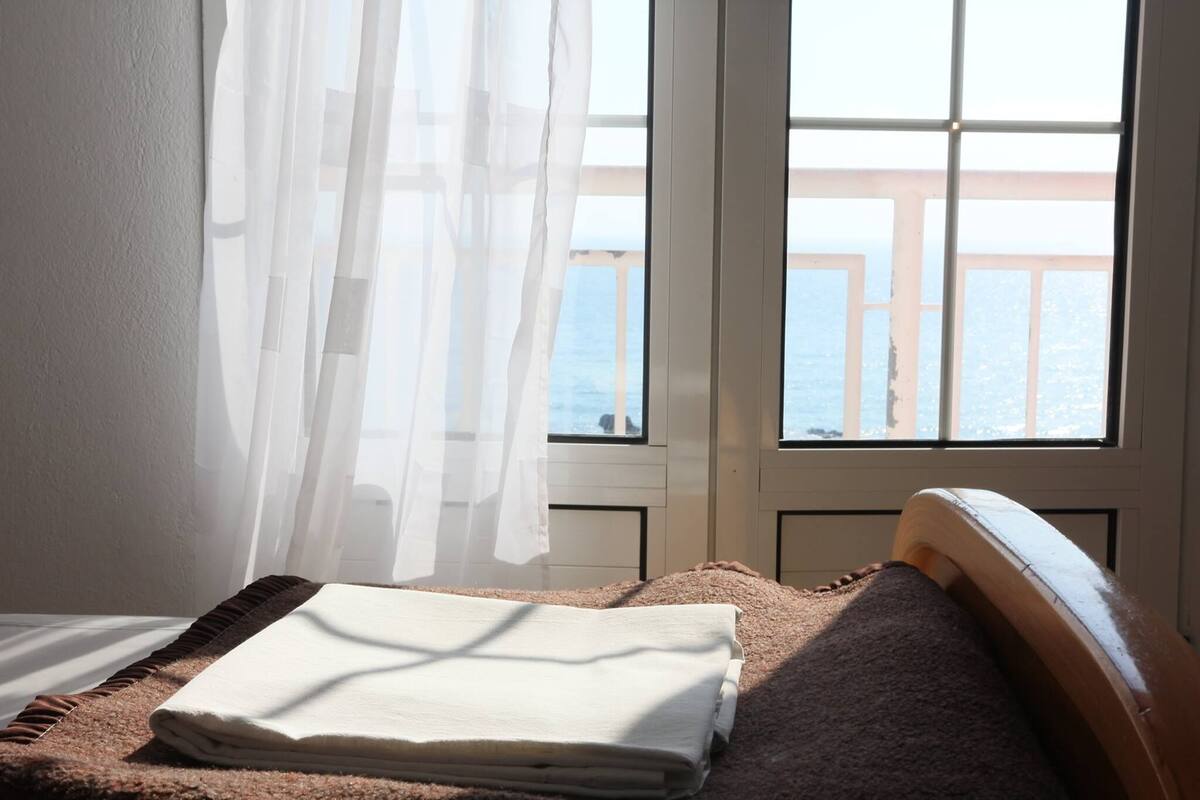 Caja de seguridad en la habitación, wifi gratis y ropa de cama 