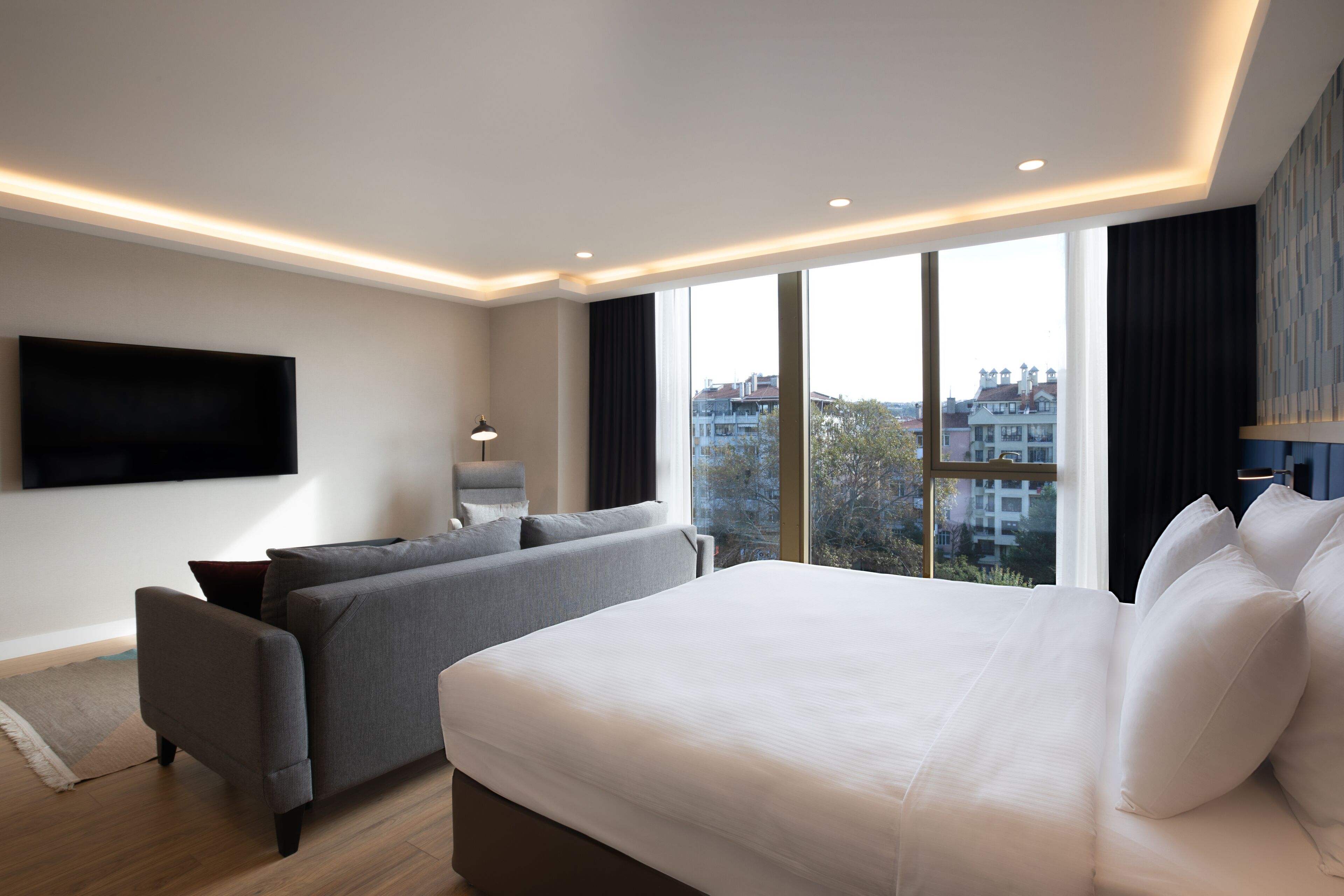 ملاءات للفراش لا تسبب الحساسية وميني بار وخزنة داخل الغرفة