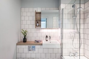 Combined shower/bathtub, hair dryer, towels, soap - STUNNING SERVICED APARTMENT***** (Croydon)