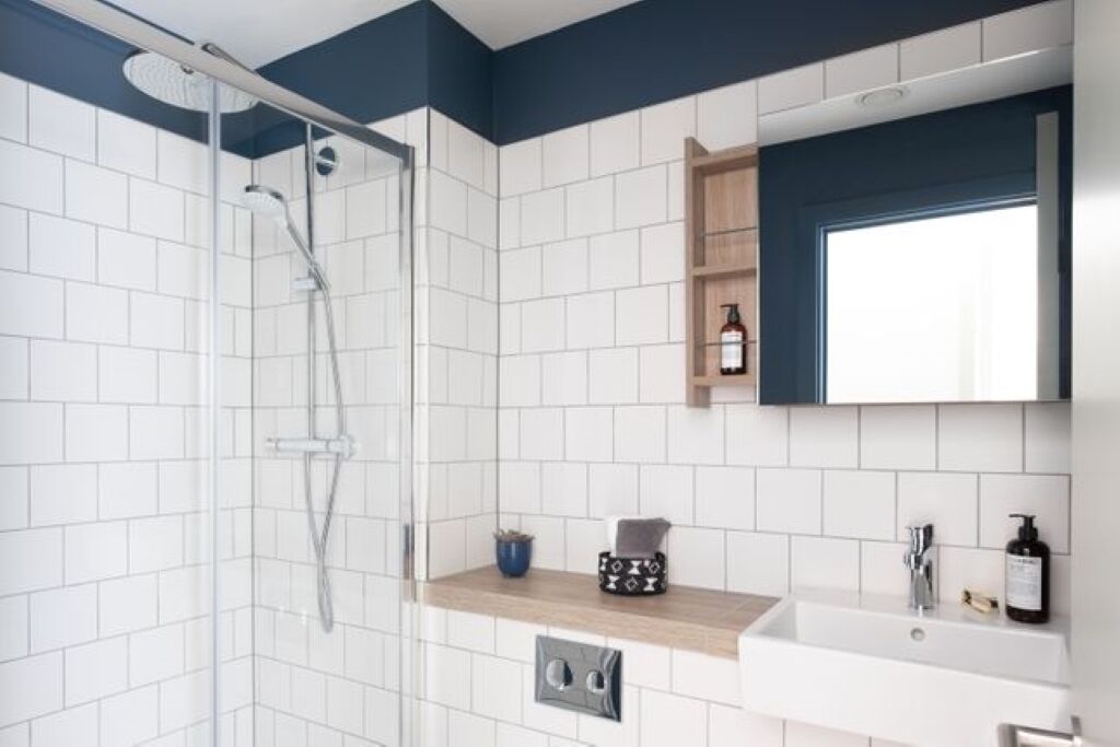 Combined shower/tub, hair dryer, towels, soap