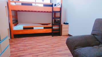 3 bedrooms, desk, iron/ironing board, free WiFi