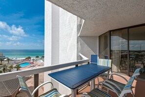 Outdoor dining - 4th-floor Surfside Resort, Miramar Beach! Free beach towels & chairs. w/umbrella (Miramar Beach)