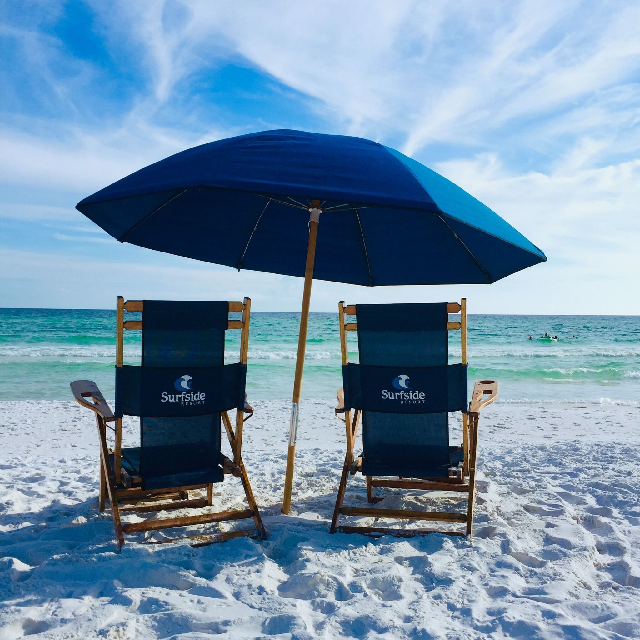 على الشاطئ، كراسي للتشمس، مناشف للشاطئ