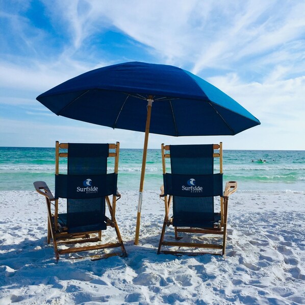 On the beach, sun-loungers, beach towels - 4th-floor Surfside Resort, Miramar Beach! Free beach towels & chairs. w/umbrella (Miramar Beach)