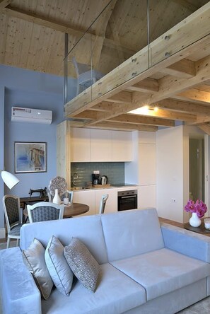 Premium Apartment, 1 Bedroom (3T) | Living area | 40-inch flat-screen TV with cable channels, Smart TV - Mayor's Apartments (Porto)